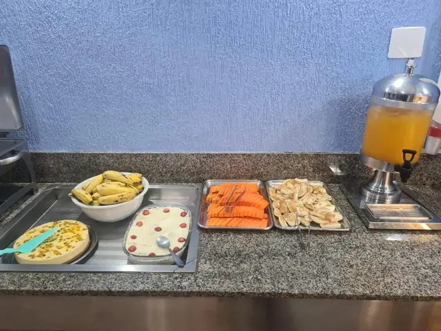 Bandejas quentes do café da manhã buffet do Hotel Itajubá