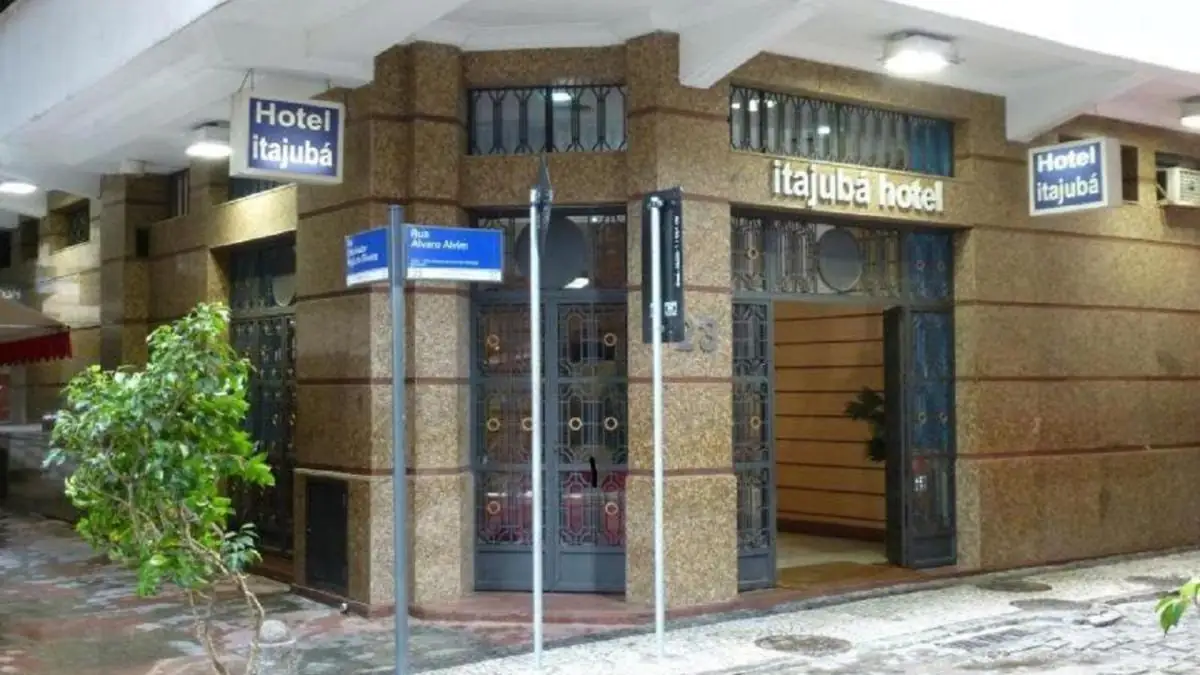 Entrada do Hotel Itajubá com seu letreiro azul, na Rua Álvaro Alvim, Centro do Rio