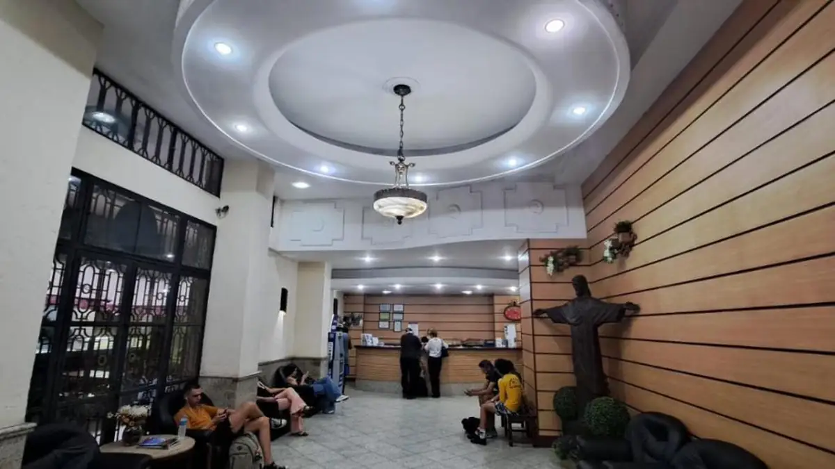 Hall de entrada do Hotel Itajubá, com poltronas e uma réplica do Cristo Redentor