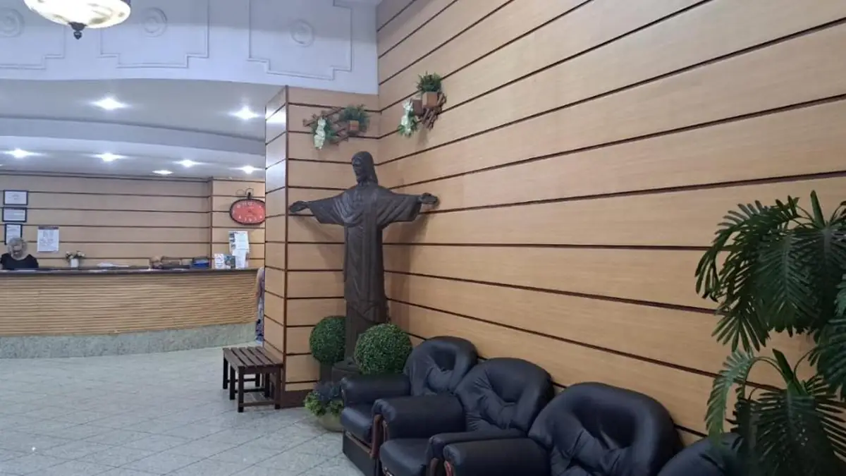 Balcão da recepção do Hotel Itajubá, com atendimento 24 horas